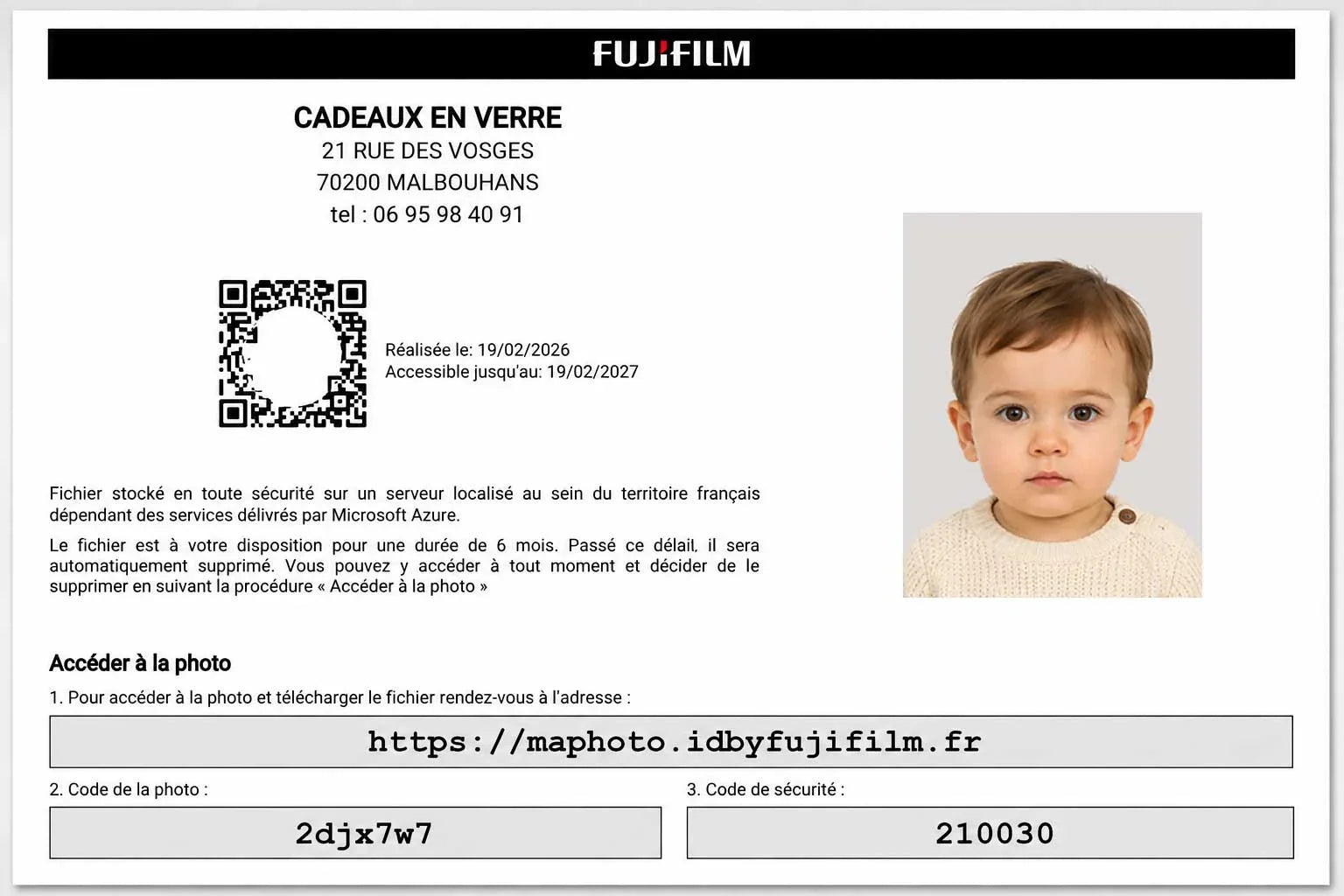 Bon de téléchargement Fujifilm pour une photo personnalisée d'un jeune enfant.