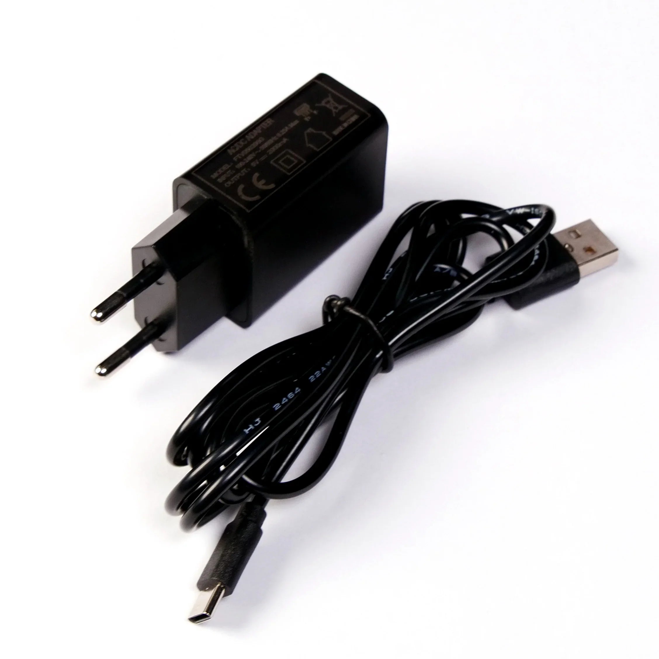 Chargeur USB noir avec câble micro-USB sur fond blanc, accessoires pour cadeaux personnalisés