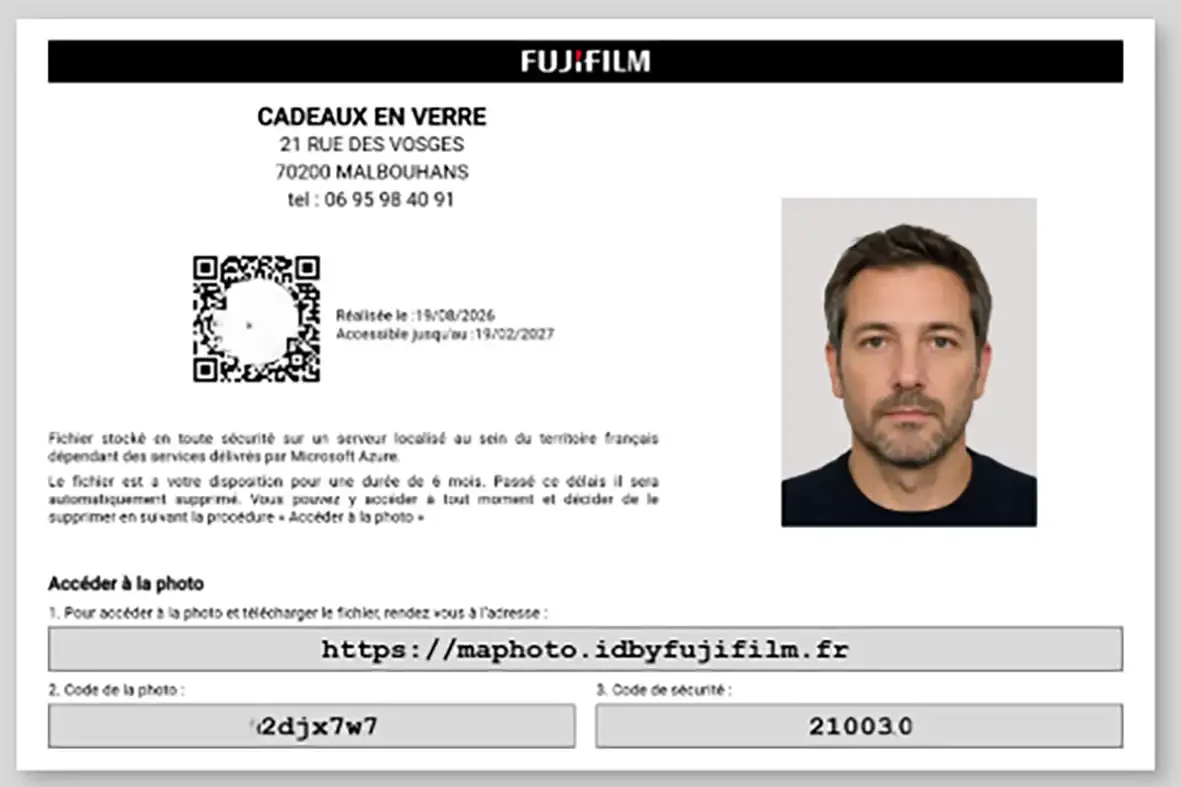 Carte de téléchargement numérique Fujifilm avec photo d'identité et QR code.