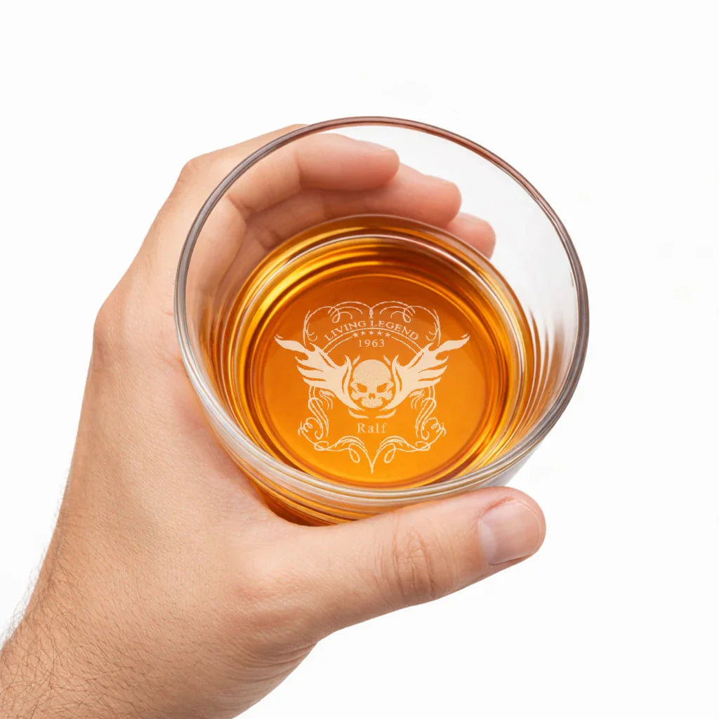 Verre à whisky gravé avec crâne, ailes et prénom Ralf, cadeau personnalisé en verre