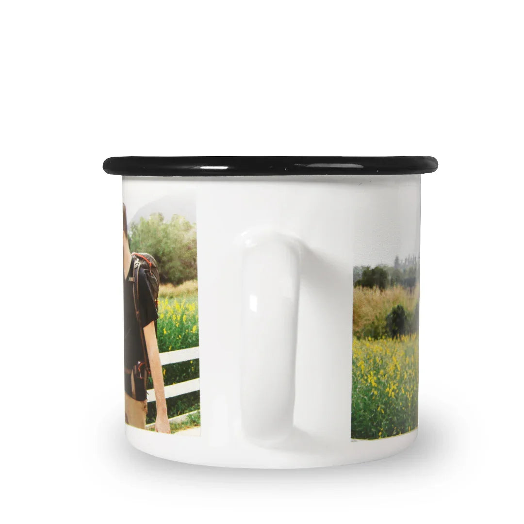 Tasse émaillée blanche personnalisée avec photo paysage champ fleuri, fond blanc.