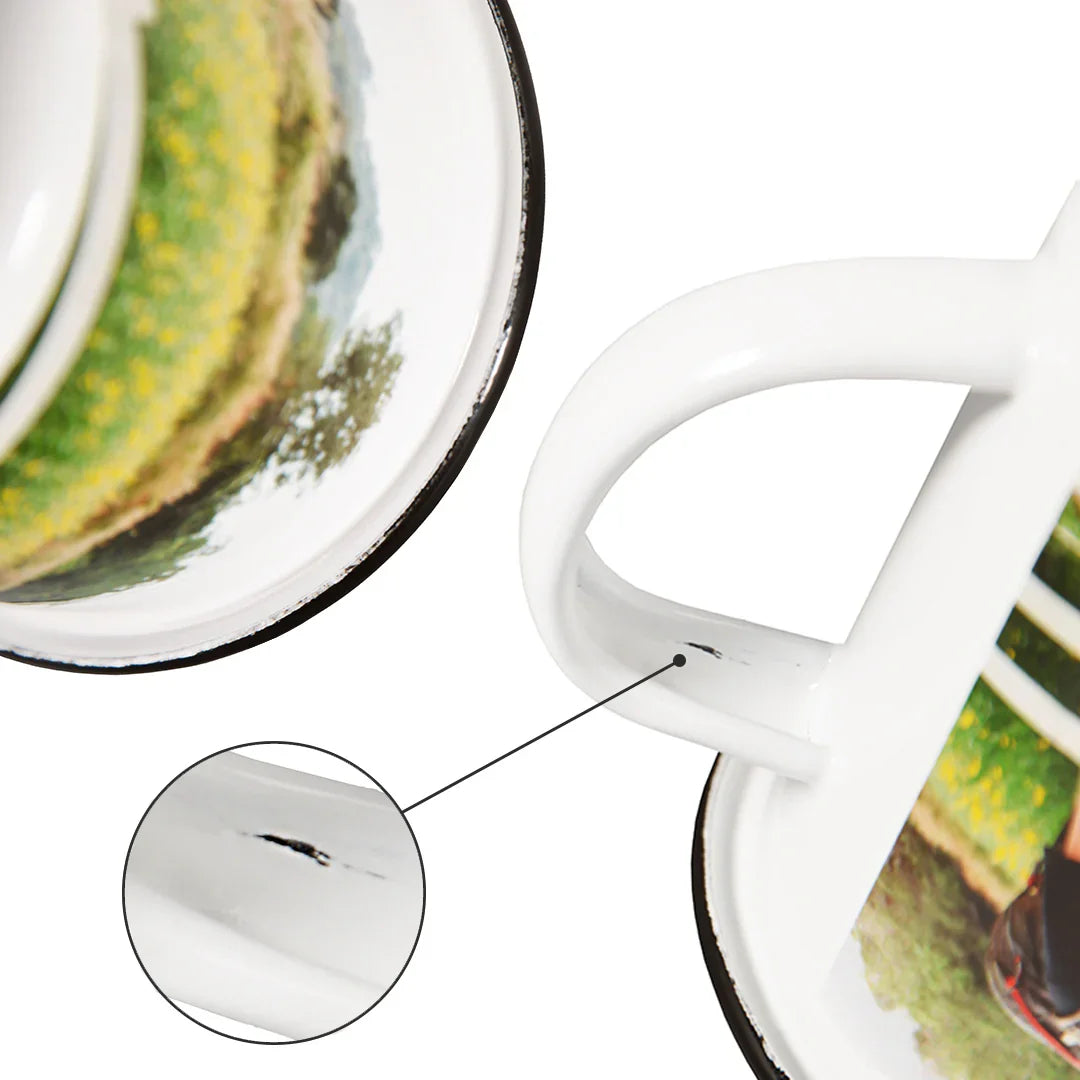 Mug émaillé blanc personnalisé, détail poignée avec petit défaut de fabrication