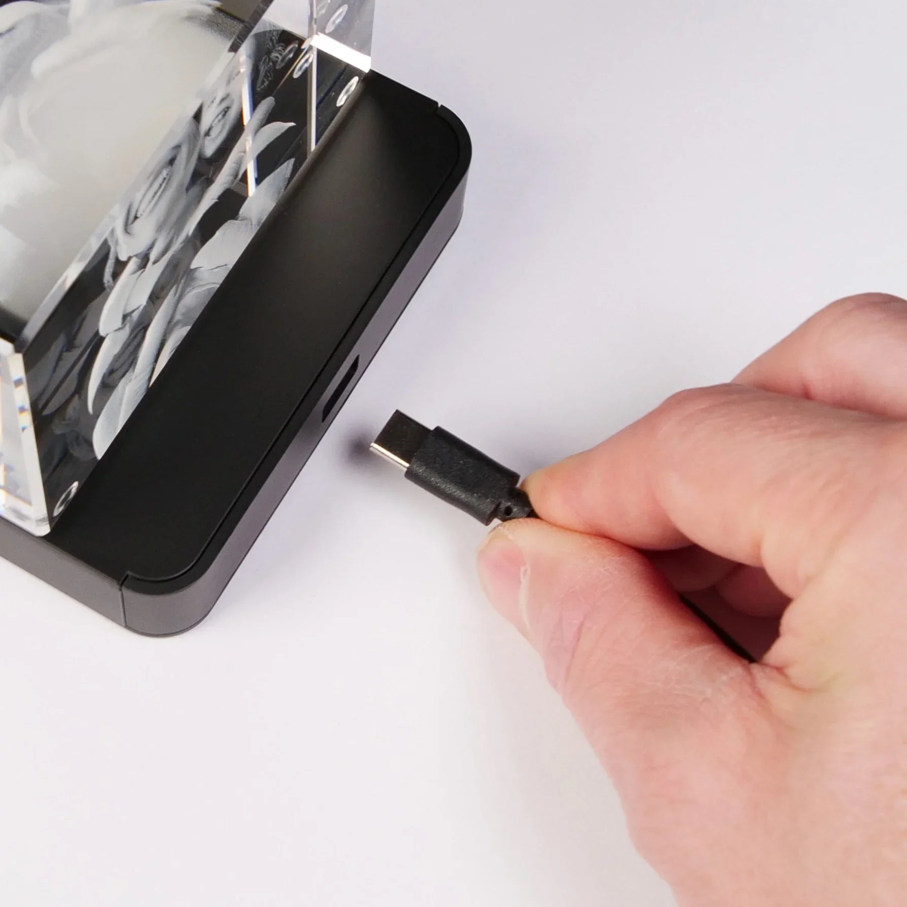 Main gravée en verre sur socle noir, câble USB à brancher, cadeau personnalisé