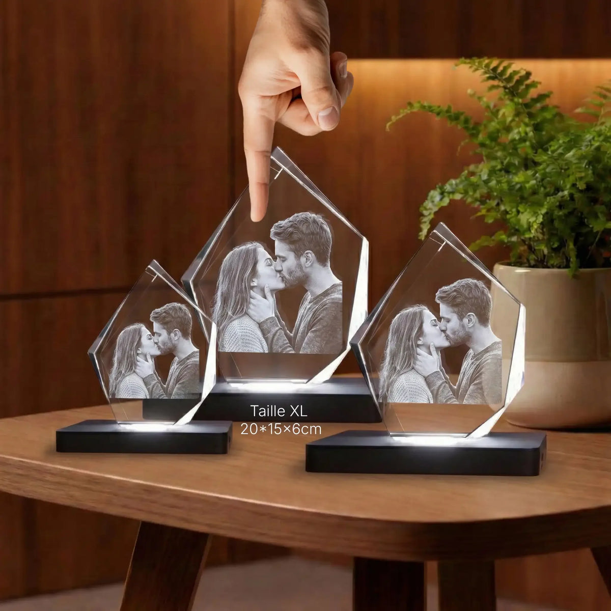 Photo gravée dans un bloc de verre personnalisé en forme de diamant sur socle lumineux.