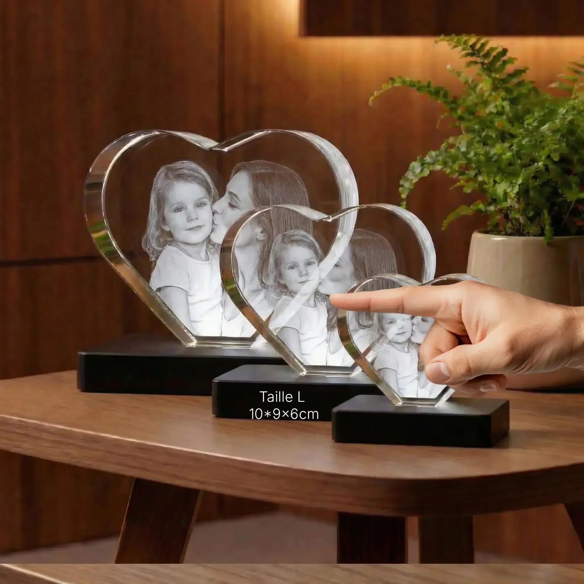 Cœur en verre personnalisé avec photo gravée, cadeau souvenir, posé sur table en bois