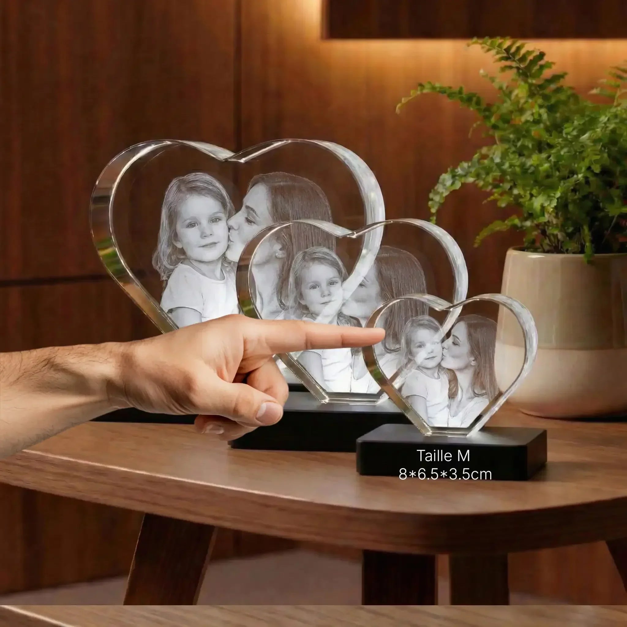 Cœur en verre personnalisé gravé avec photo, posé sur un socle, taille M, décoration cadeau.