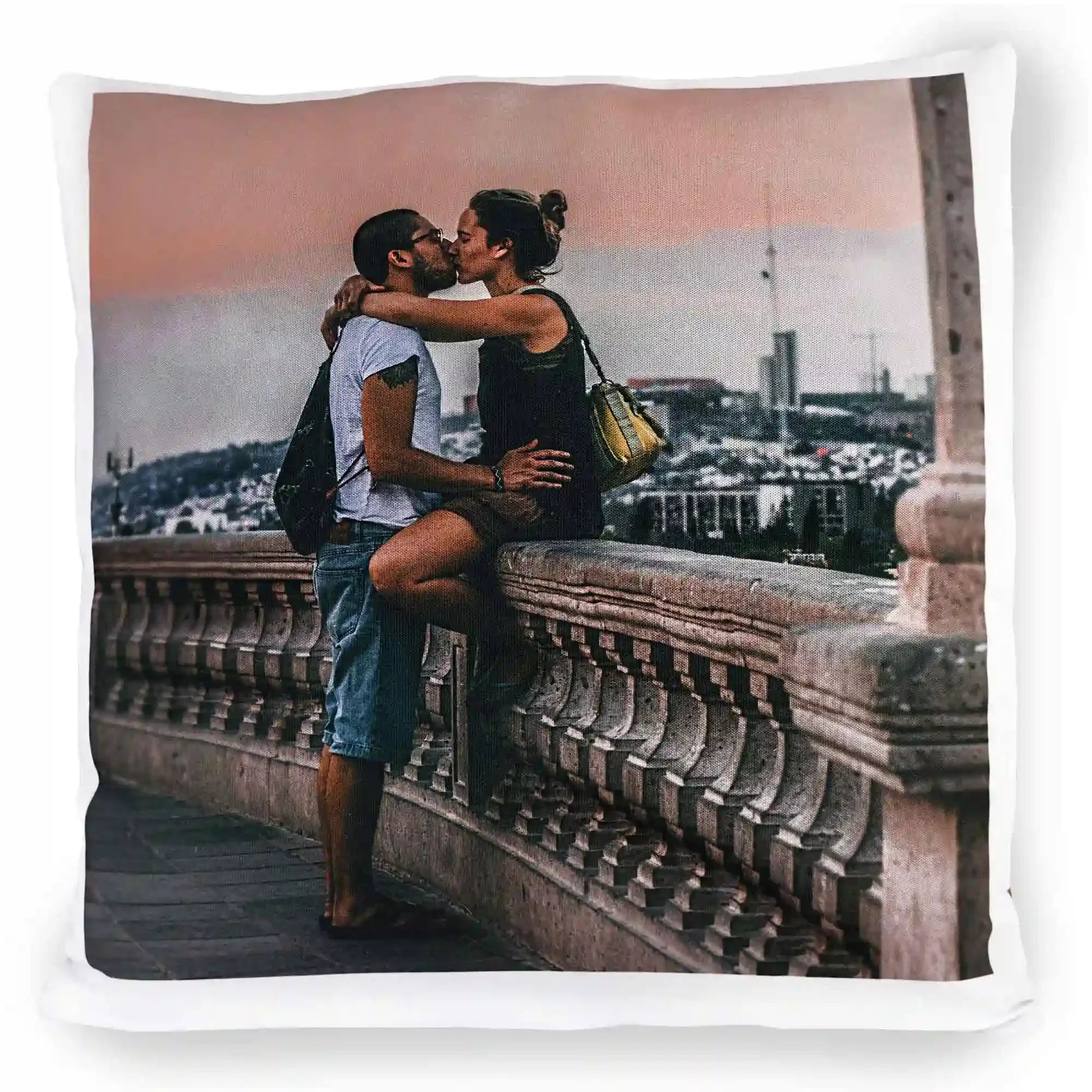 Coussin personnalisé avec photo d’un couple s’embrassant sur une balustrade en ville