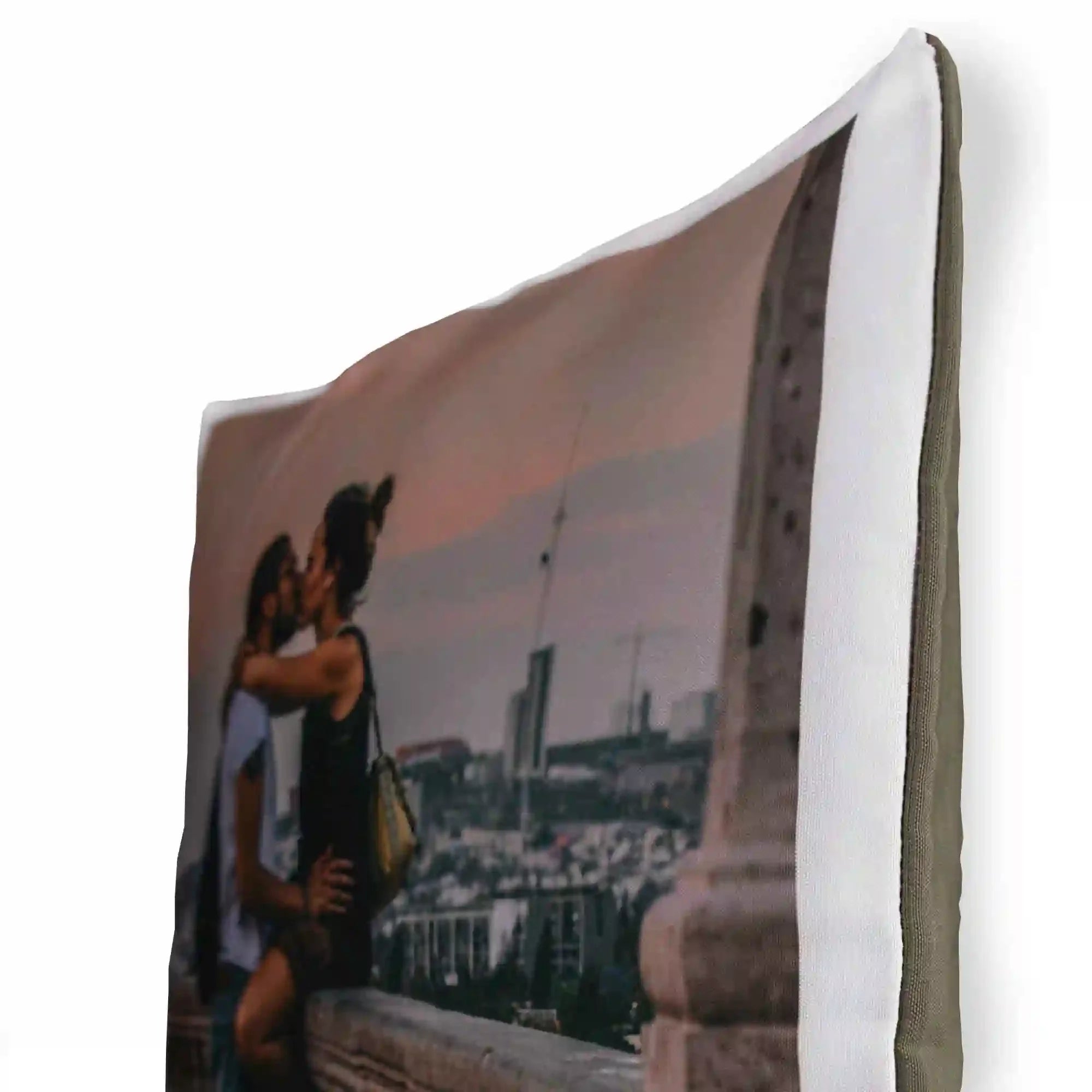 Coussin personnalisé photo couple embrassant, vue urbaine en arrière-plan, cadeau unique