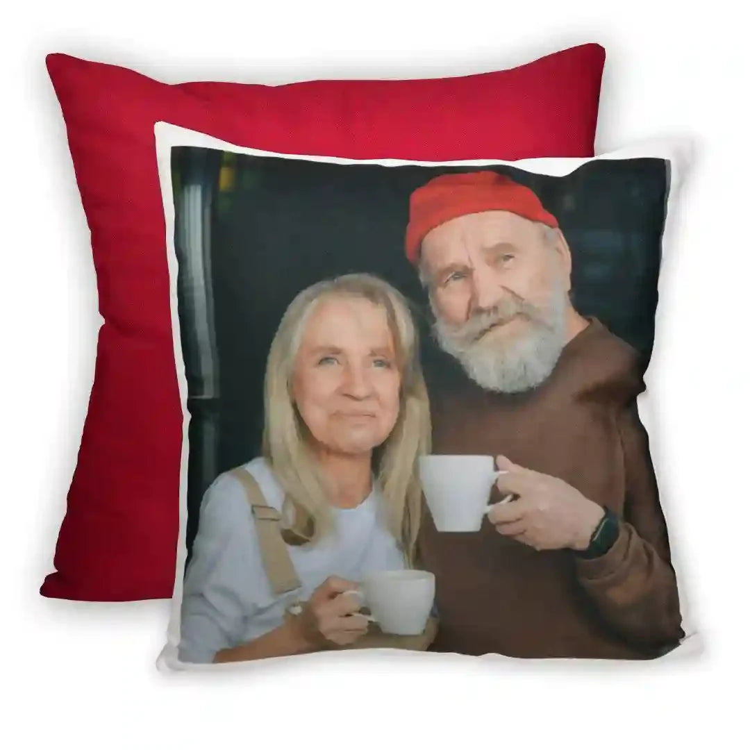 Coussin rouge personnalisé avec photo d’un couple senior tenant des tasses, cadeau original