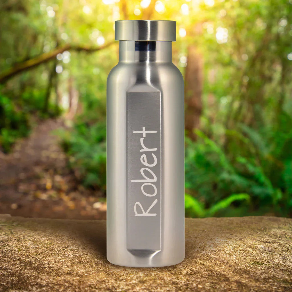 Gourde inox personnalisée avec prénom gravé, posée en forêt, idée cadeau écologique