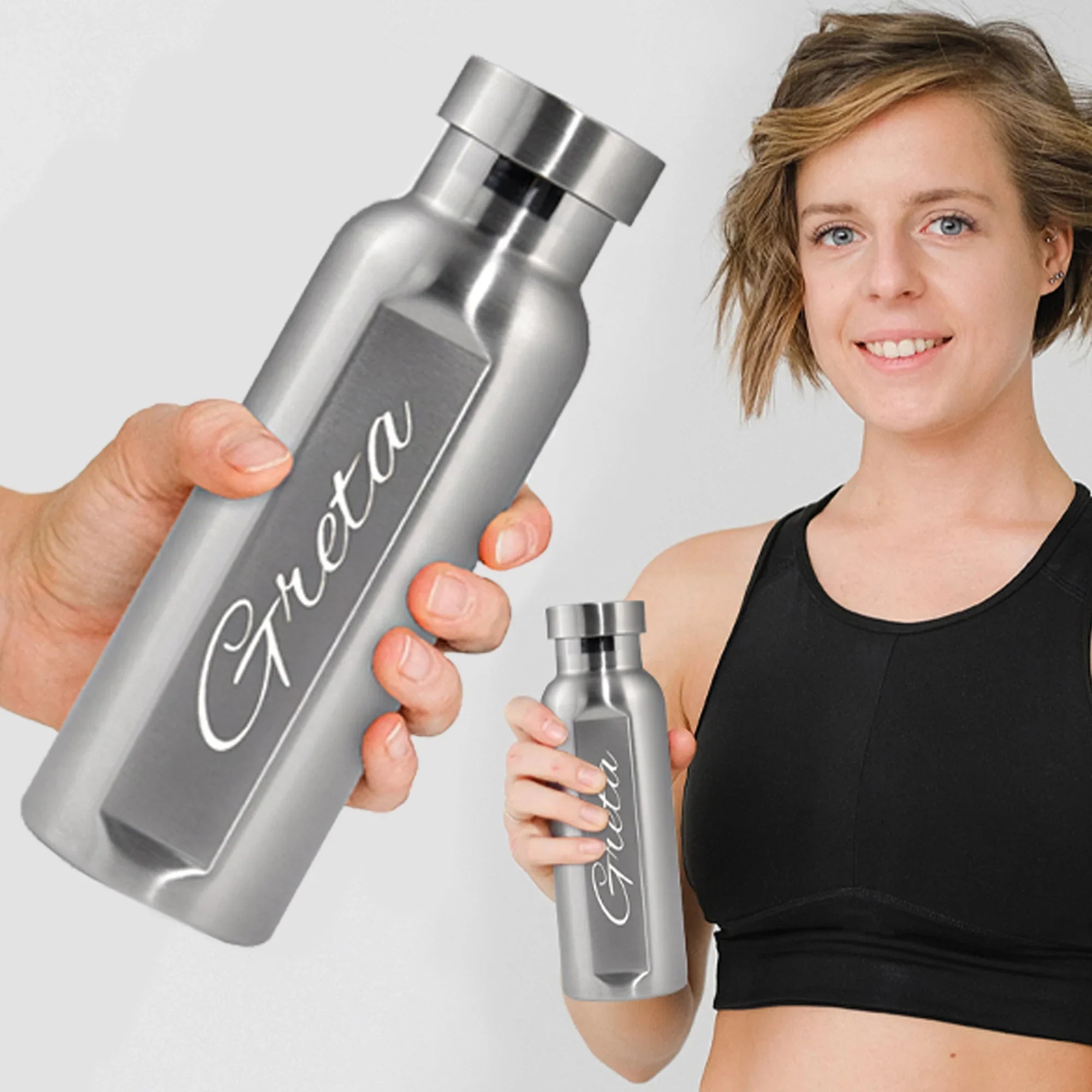 Gourde personnalisée en acier inoxydable, gravée "Greta", tenue par une femme souriante
