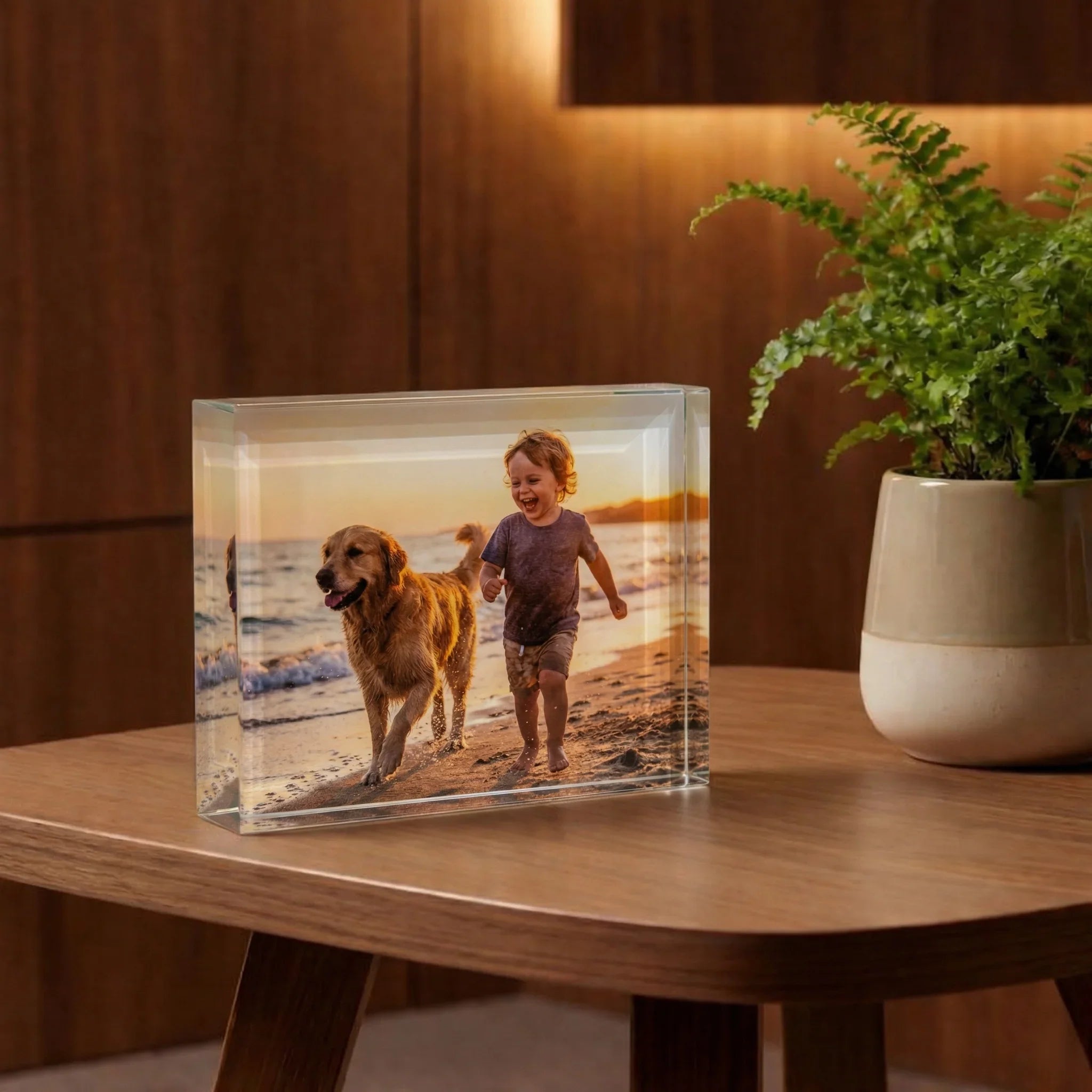 Bloc photo en verre personnalisé montrant un enfant et un chien sur la plage au coucher du soleil