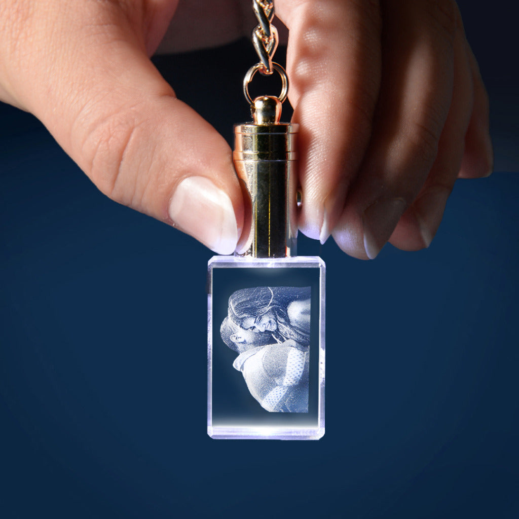 Porte-Clés Lumineux en Verre Gravé – Un Cadeau Personnalisé et Élégant