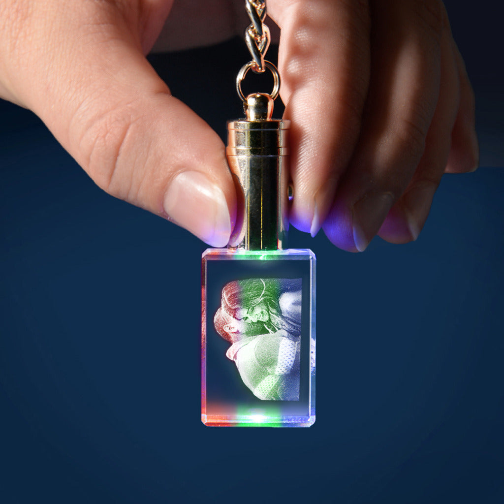 Porte-Clés Lumineux en Verre Gravé – Un Cadeau Personnalisé et Élégant