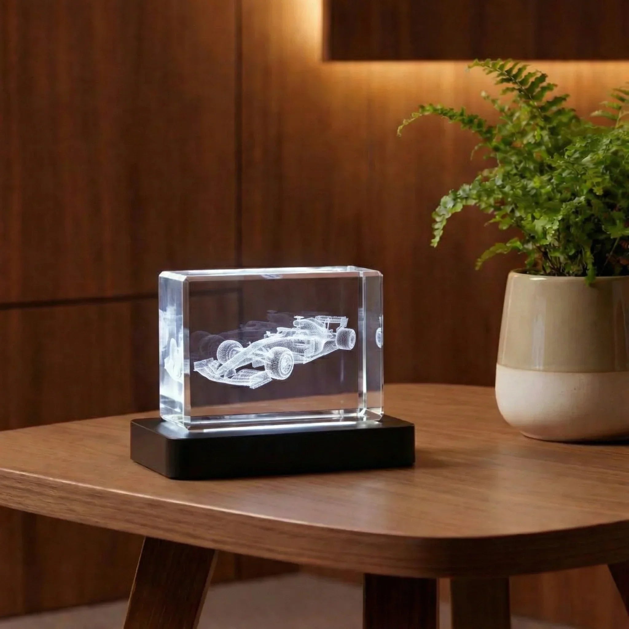 Prisme en verre gravé 3D voiture de course, déco cadeau personnalisé sur table en bois