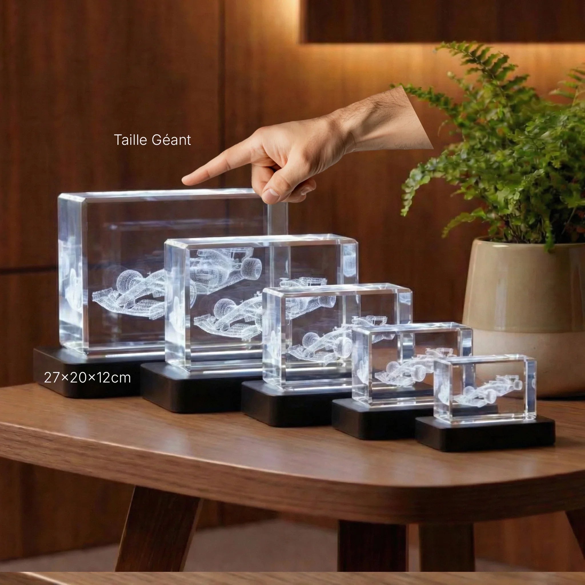 Prismes en verre avec gravure 3D de voiture de course, différentes tailles sur table en bois