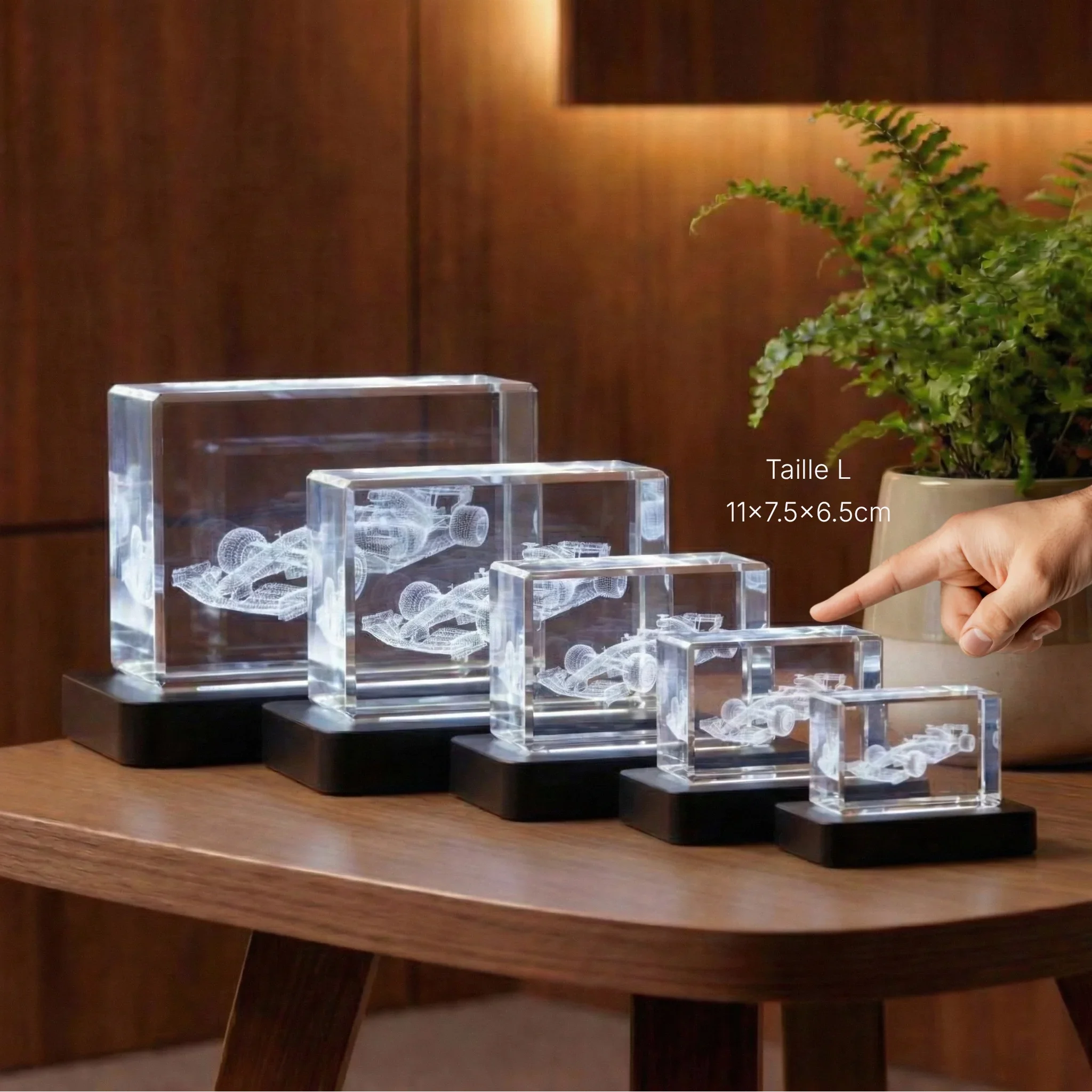 Prismes en verre gravés 3D avec voiture de course, quatre tailles, sur table en bois, décoration moderne