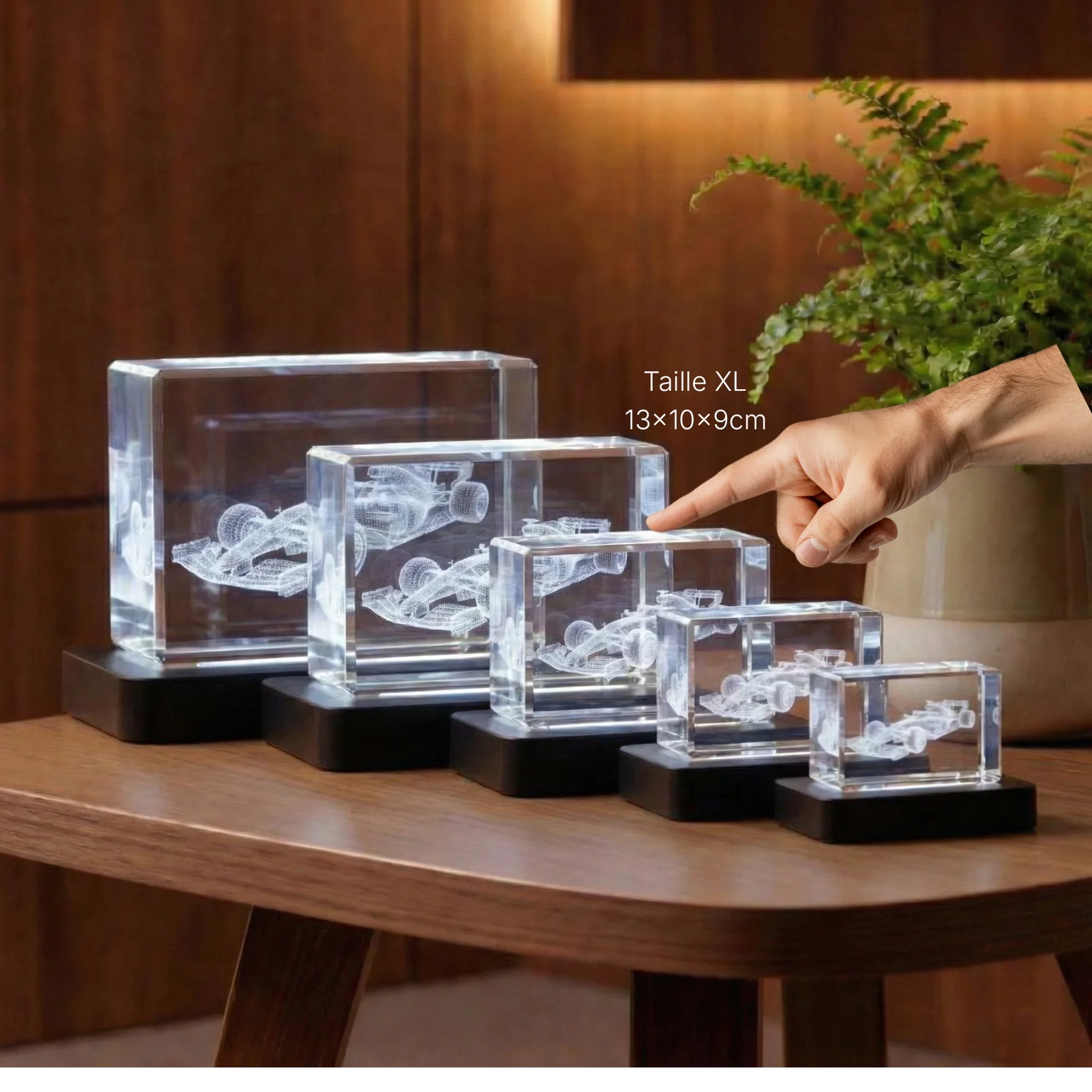 Prisme en verre gravé avec voiture de course 3D, différentes tailles sur une table bois.