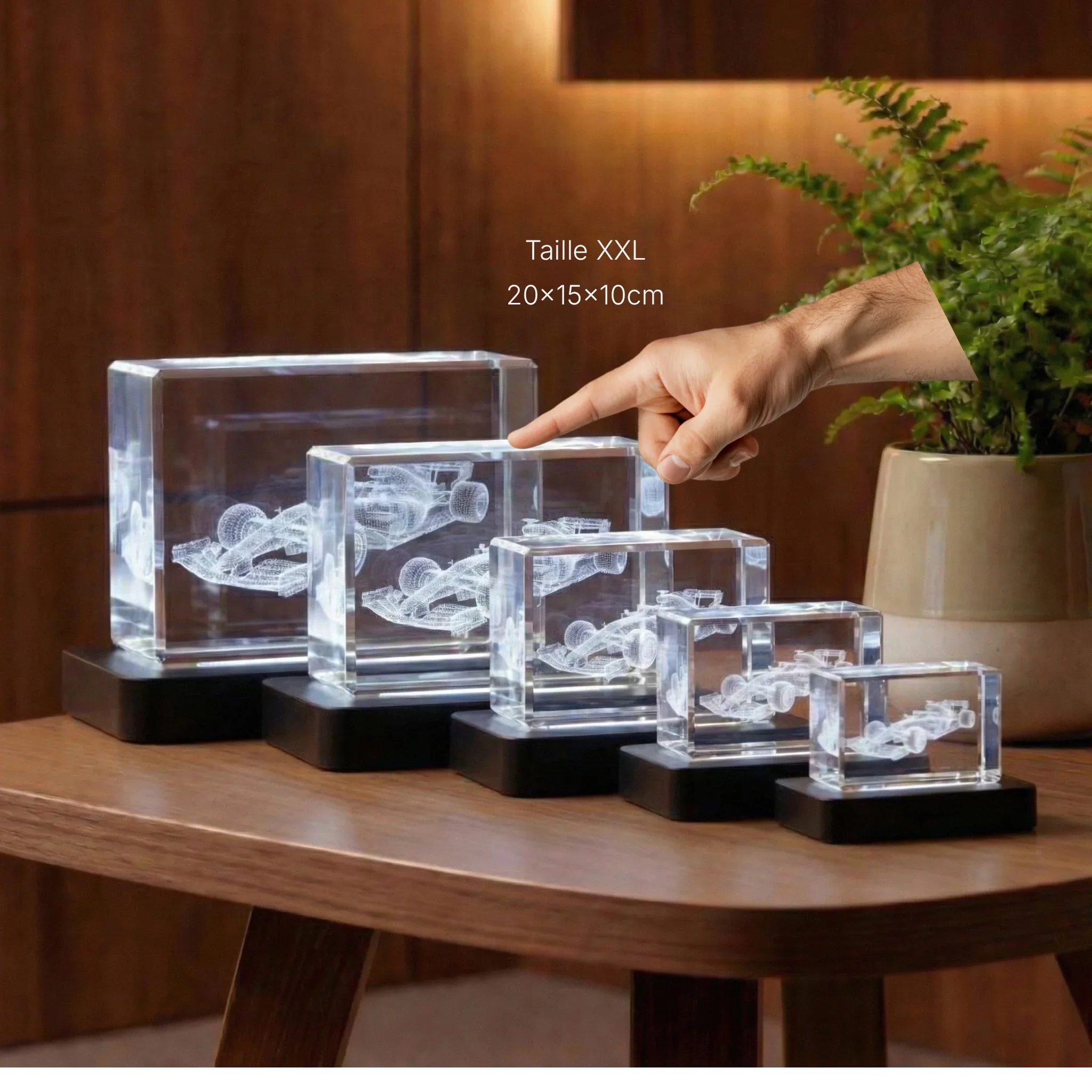 Prismes en verre gravé 3D voiture de course, cinq tailles sur table en bois, déco intérieure.