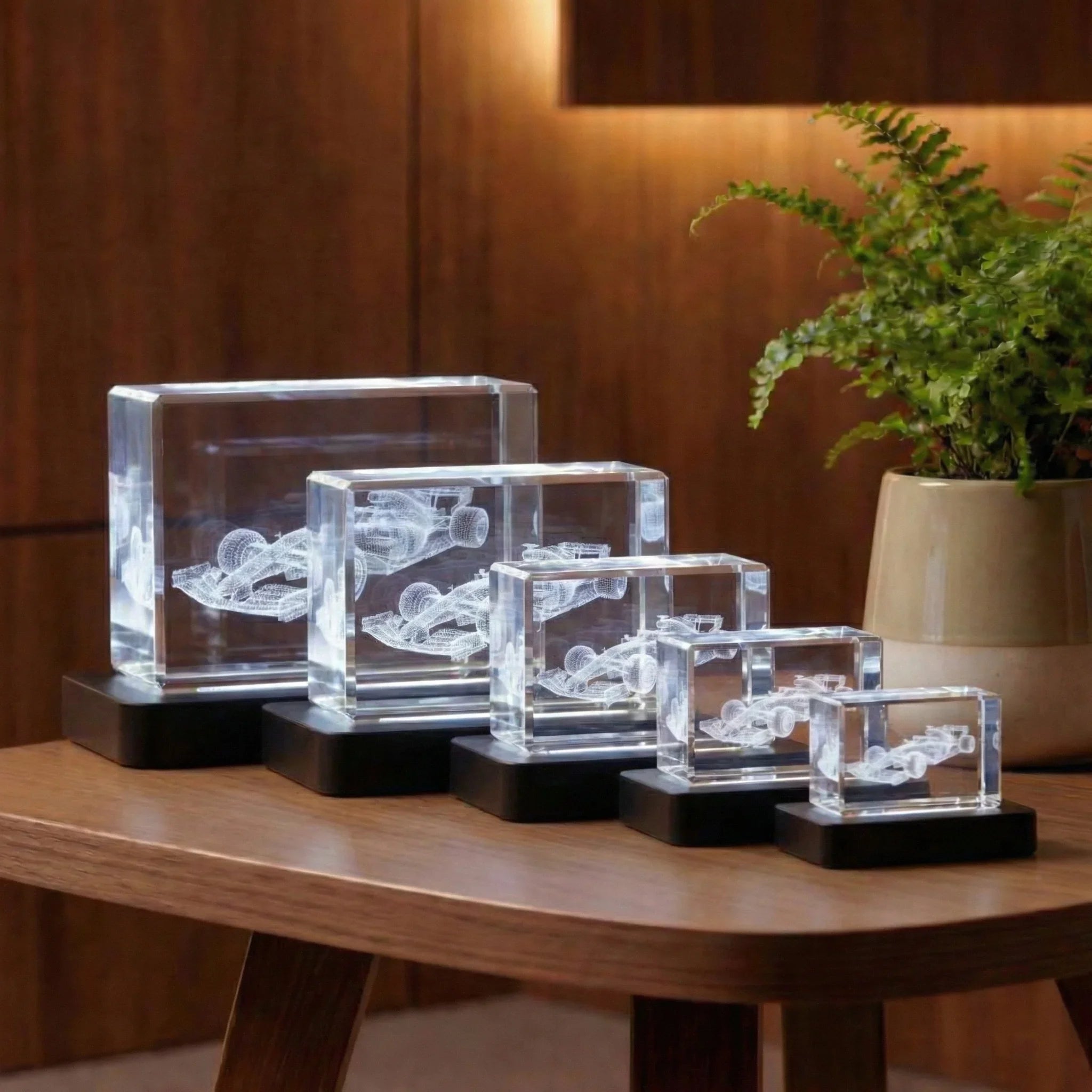 Prisme en verre 3D gravé voiture de course, différentes tailles, sur table en bois