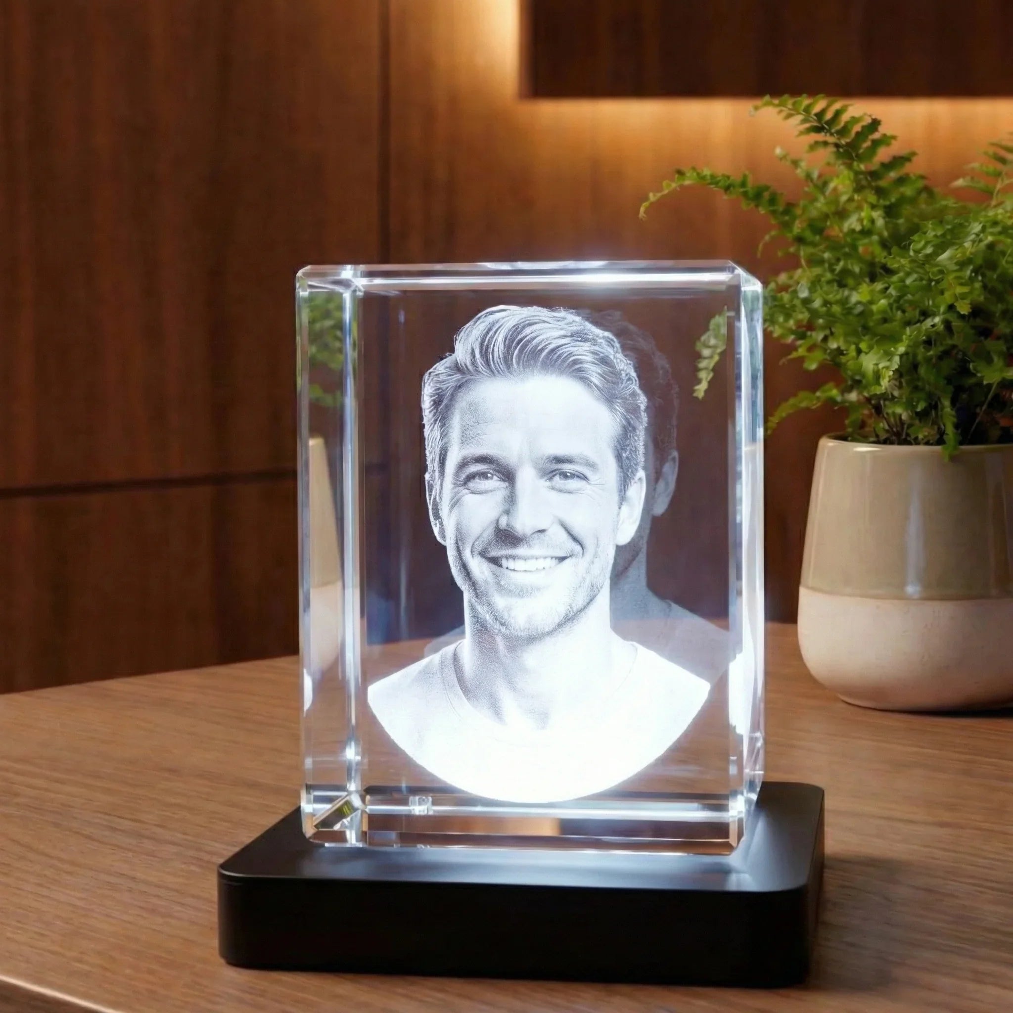 Portrait gravé dans un Prisme de verre personnalisé, posé sur une table en bois