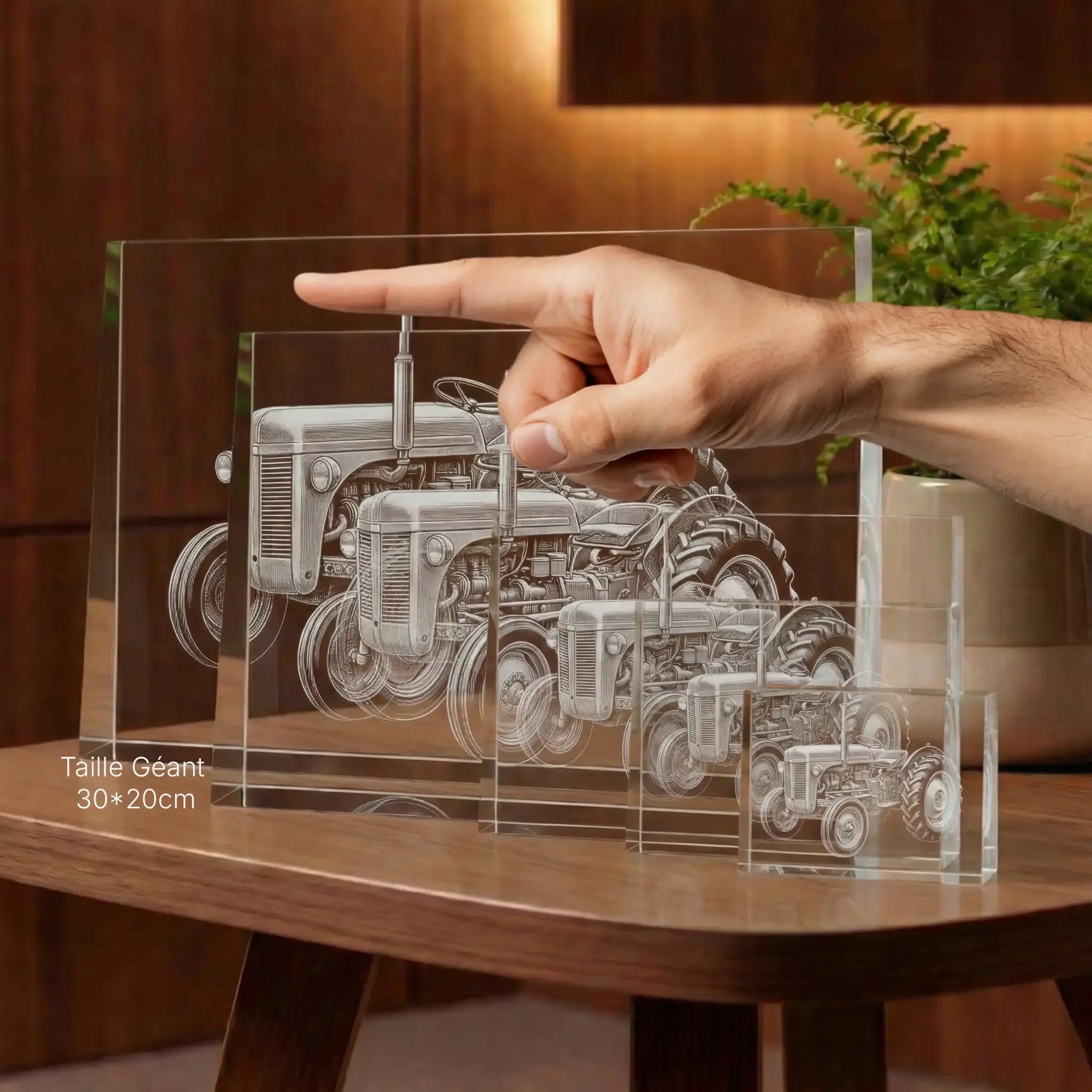 Gravure sur verre d’un tracteur vintage, tailles multiples, posé sur une table en bois