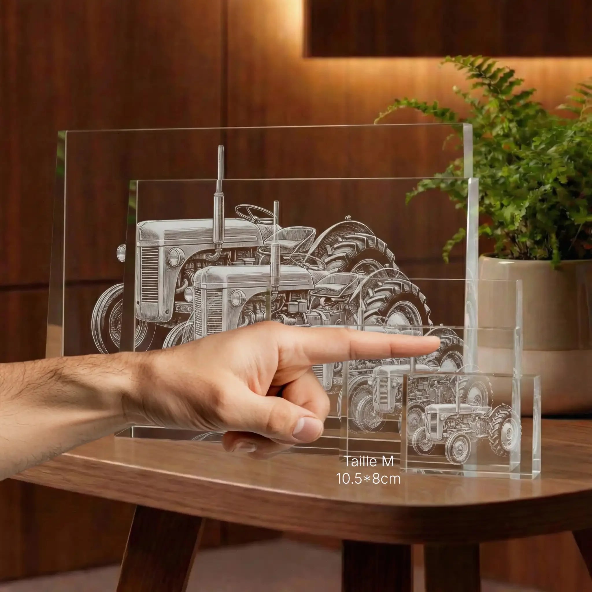 Prisme en verre gravé avec tracteur, décoration personnalisée sur table en bois, taille M