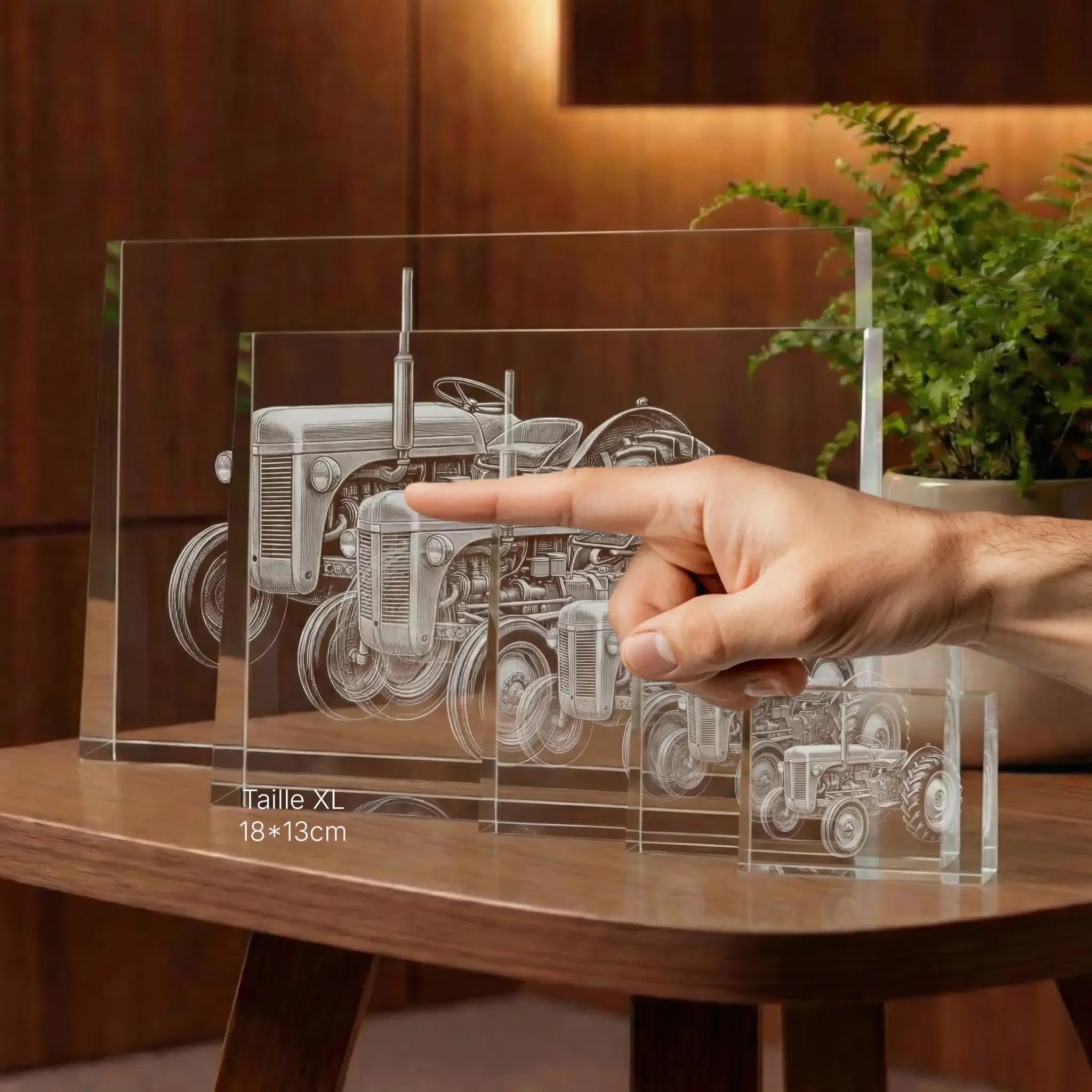 Bloc en verre gravé avec tracteur, taille XL 18x13 cm, sur table en bois, décor intérieur