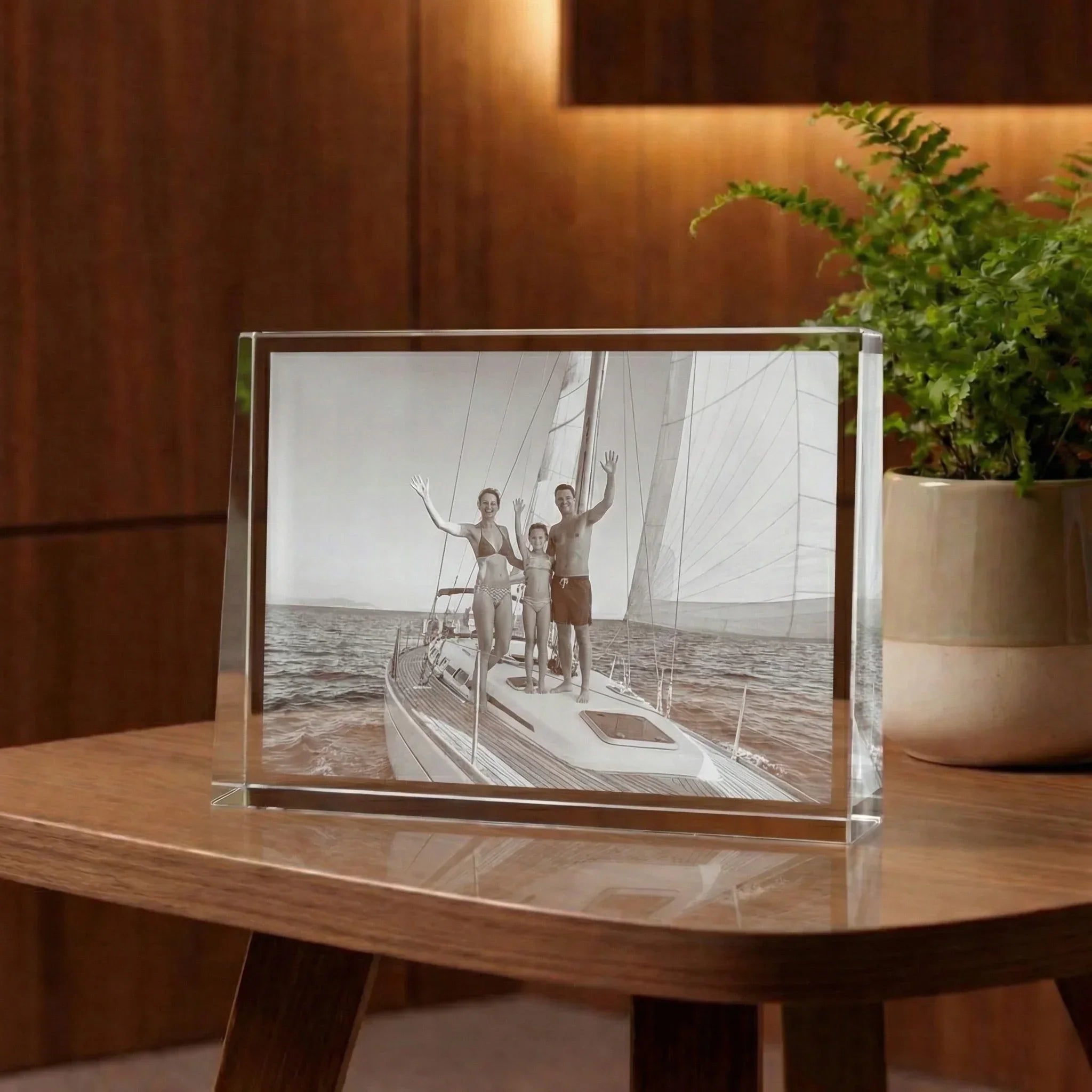 Photo gravée dans un cristal, famille sur un voilier, cadeau personnalisé en verre