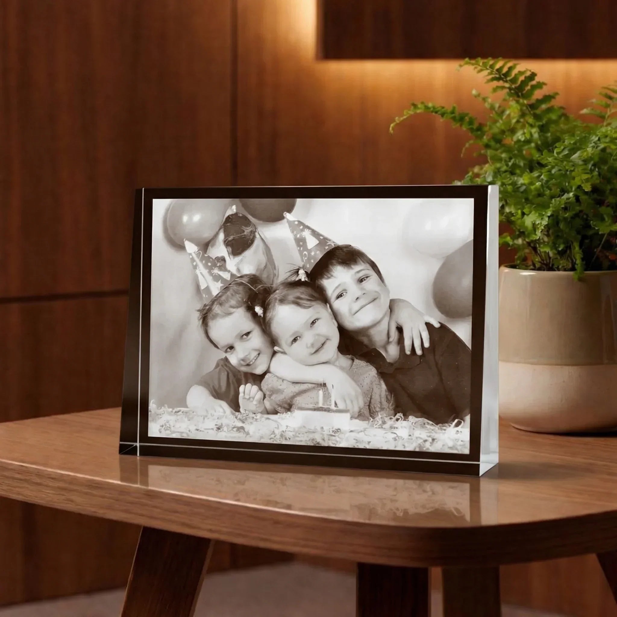 Photo gravée dans un prisme en verre, souvenir personnalisé avec enfants souriants