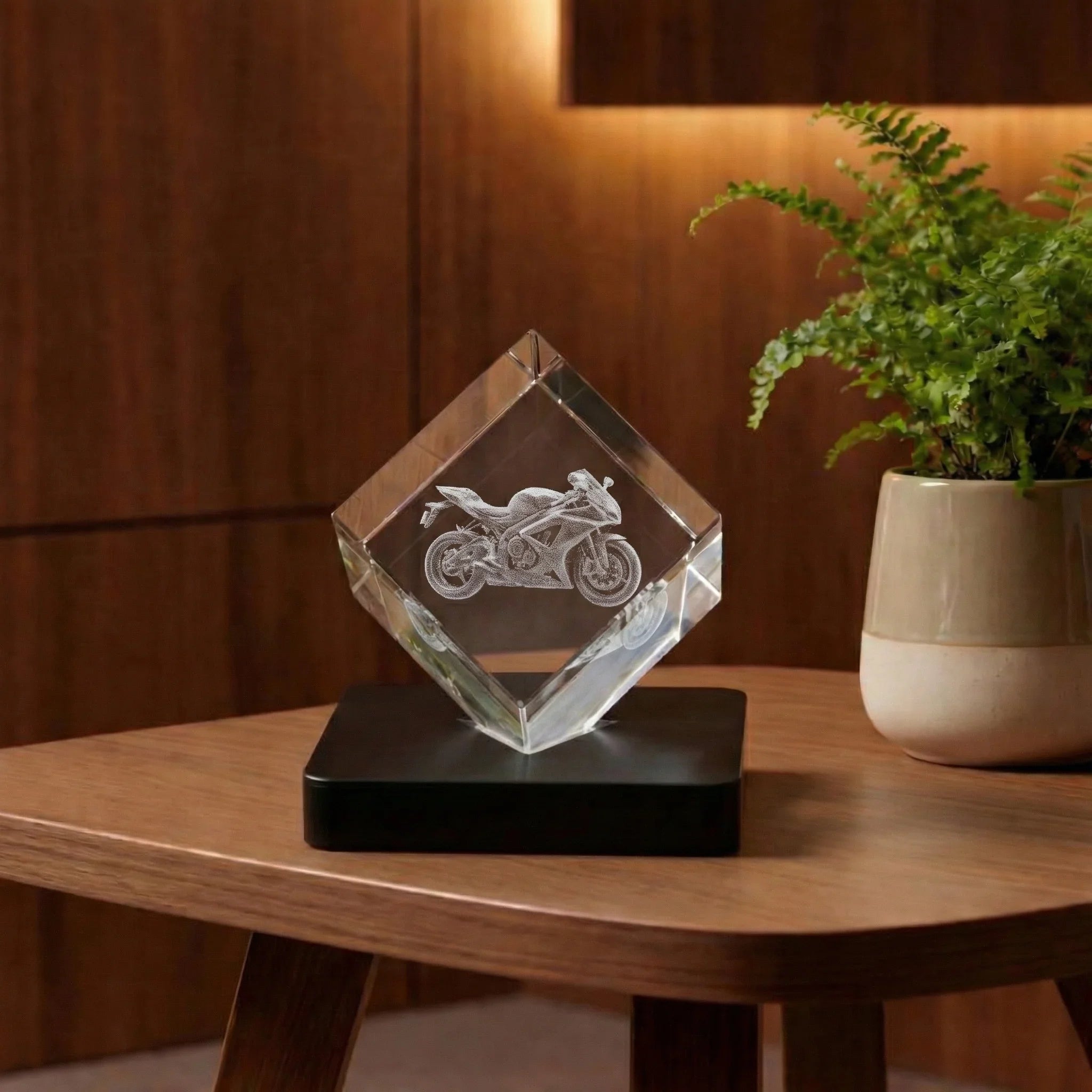 Cube en verre gravé d'une moto, cadeau personnalisé sur support, posé sur une table en bois