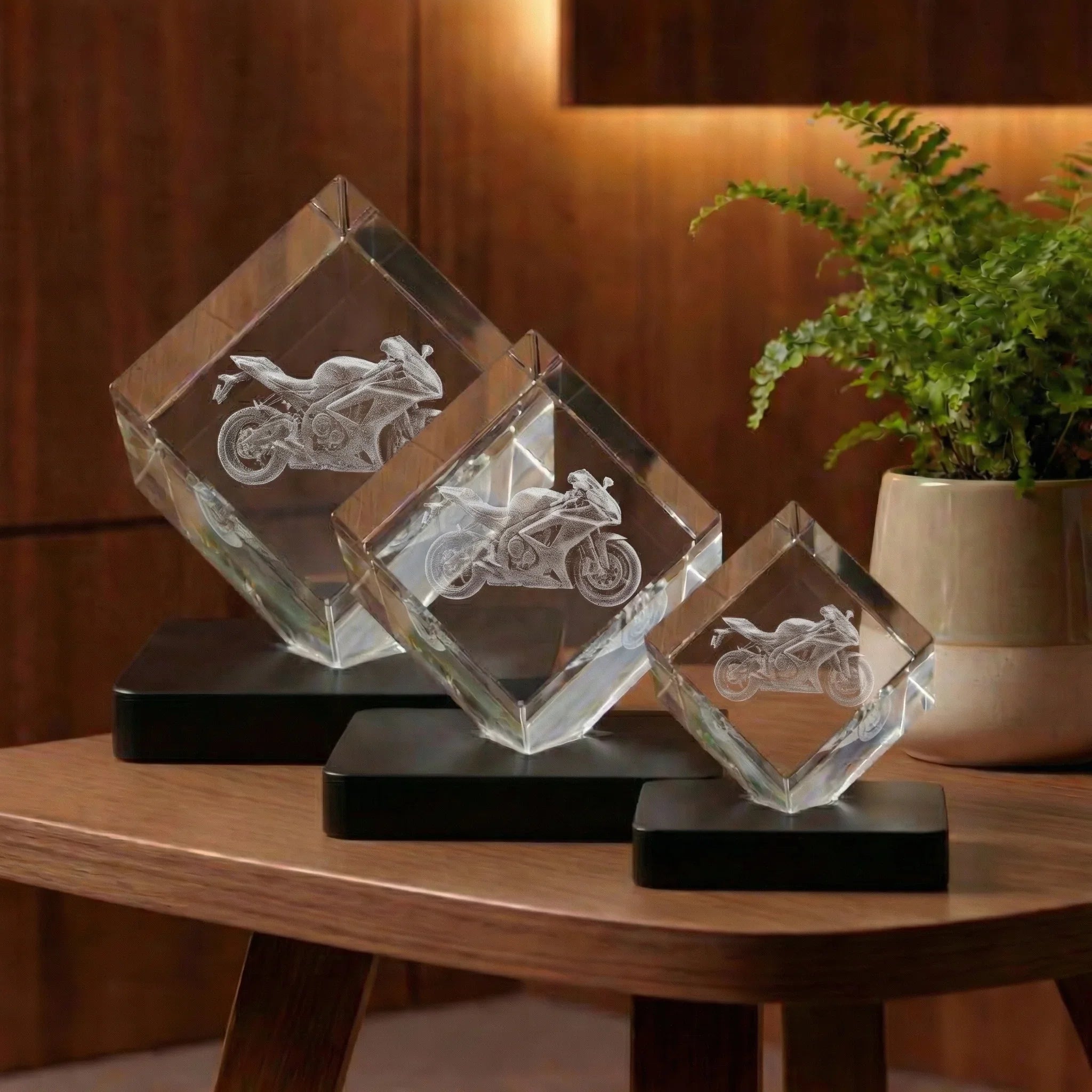 Cubes en verre gravés d'une moto, cadeaux personnalisés, sur table en bois.