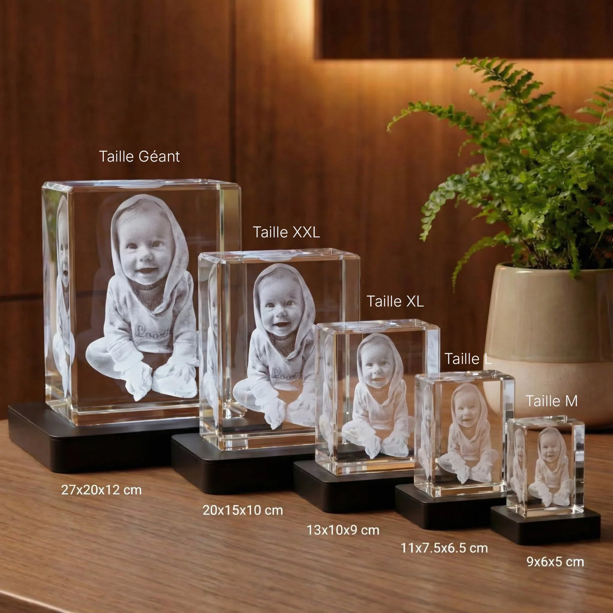 Cinq prismes en verre avec photo gravée d’un enfant, tailles différentes pour cadeau personnalisé.