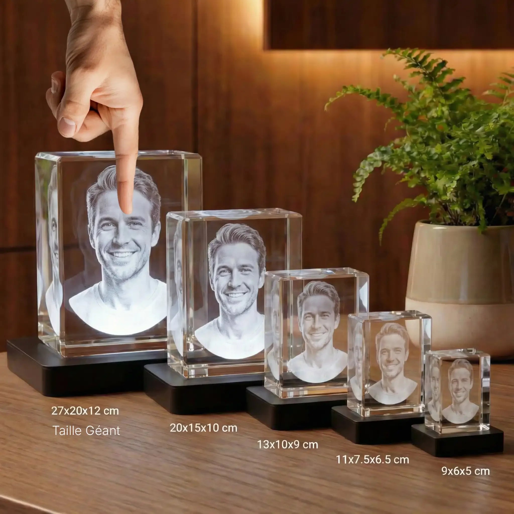 Prismes en verre gravé personnalisés avec photo, cinq tailles différentes sur une table en bois.