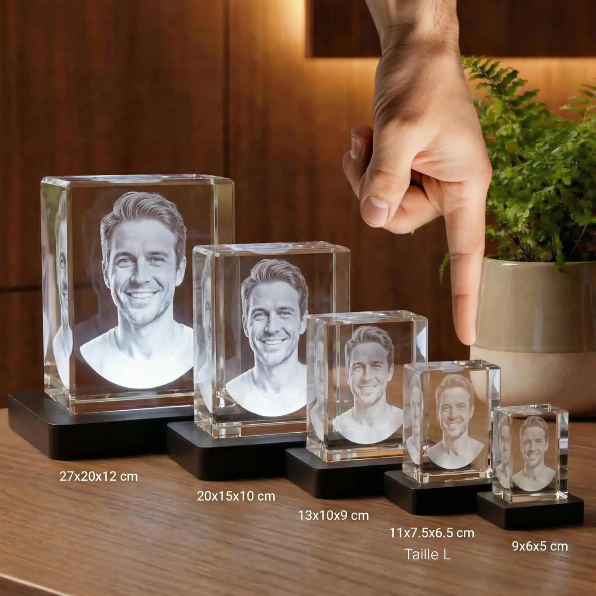 Prismes en verre personnalisés avec portrait gravé, disponibles en plusieurs tailles.