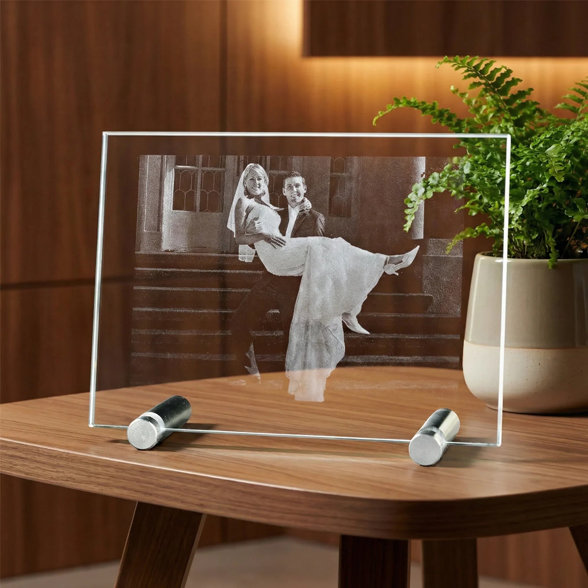 Photo de mariage gravée sur verre personnalisée, posée sur une table en bois.