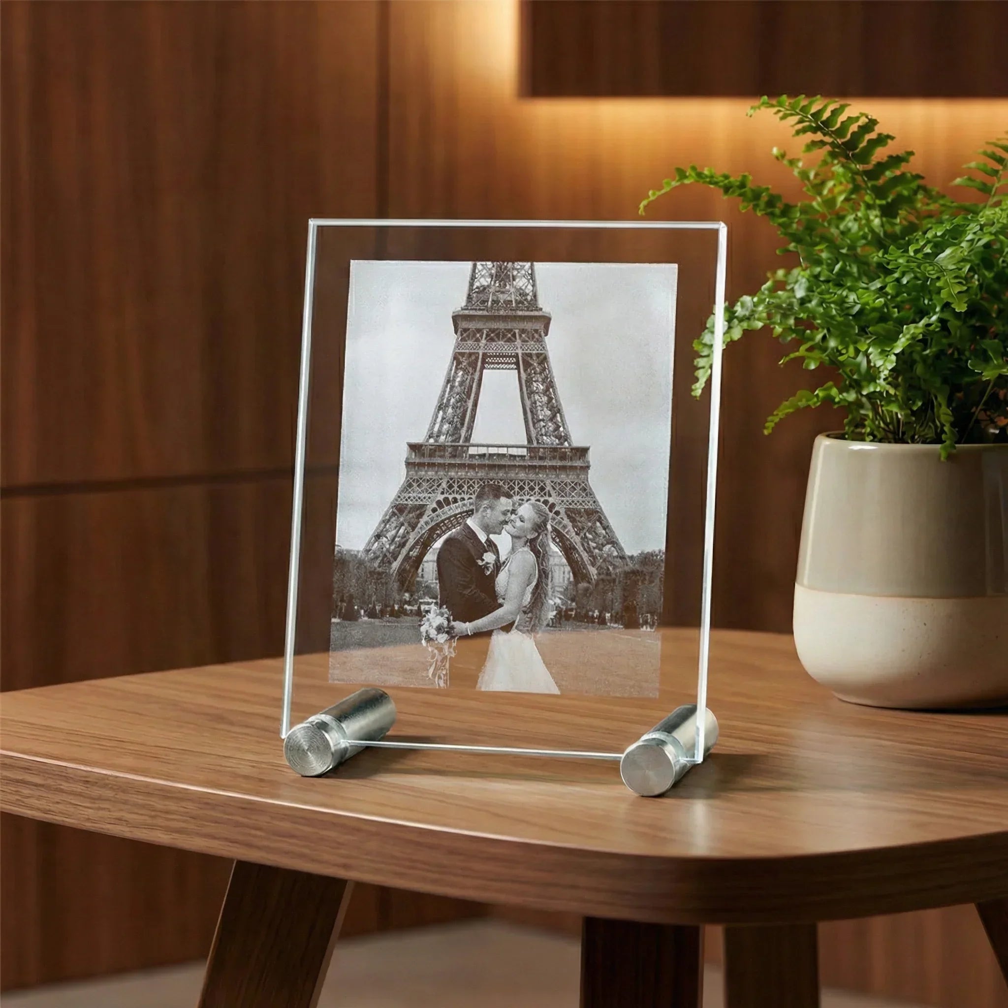 Cadre en verre gravé avec photo de couple devant la Tour Eiffel sur table en bois