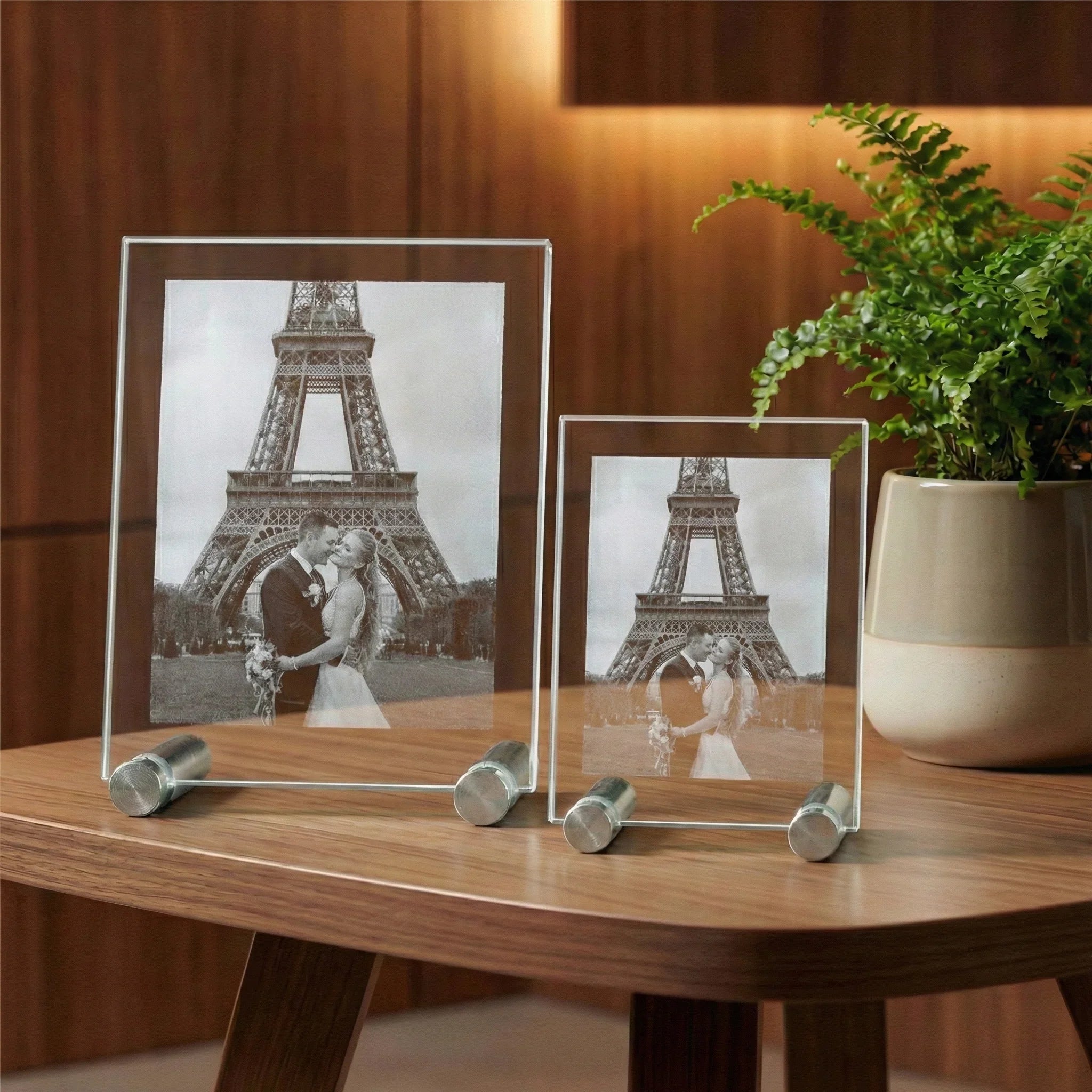 Photos gravées sur verre personnalisées avec tour Eiffel, posées sur une table en bois