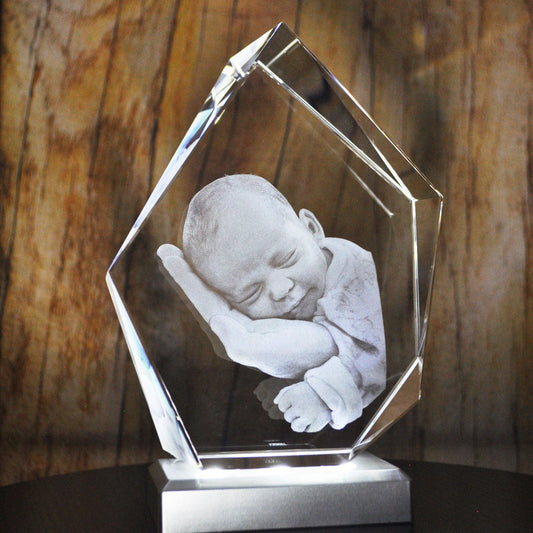 Bloc de Verre Alpin taille L - Gravure Laser 3D d'un bébé dormant dans une main.
