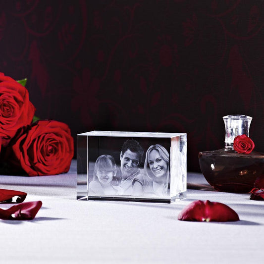 Bloc de Verre taille M Paysage - Gravure 3D d'un couple avec un enfant.