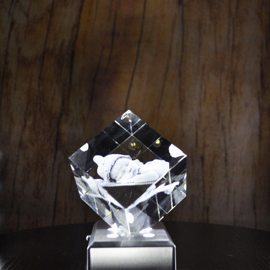 Bloc de Verre Statera taille M - Gravure Laser 3D d'un bébé qui dort.