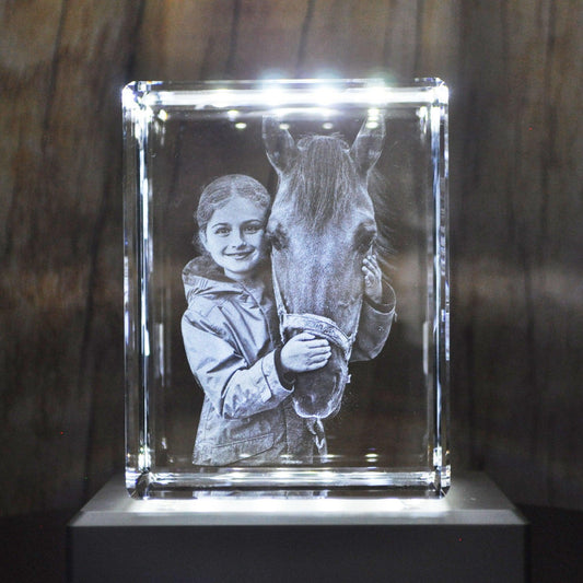 Bloc de Verre taille XL Portrait - Gravure 3D d'une enfant avec son cheval.