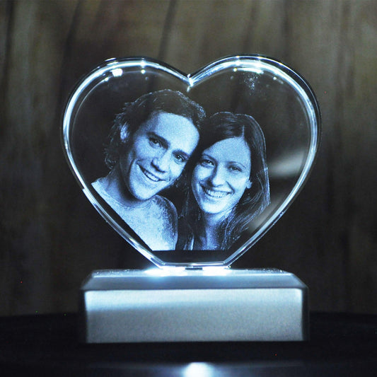 Cœur en Verre taille M avec Gravure Laser 3D d'un homme et d'une femme.