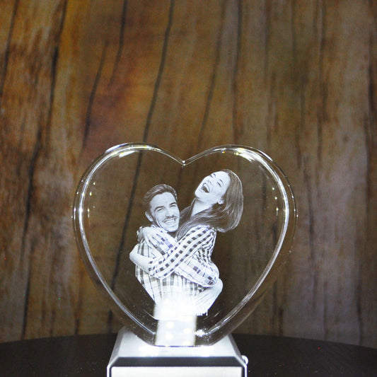Cœur en Verre taille L avec Gravure Laser 3D d'un couple s'enlaçant.