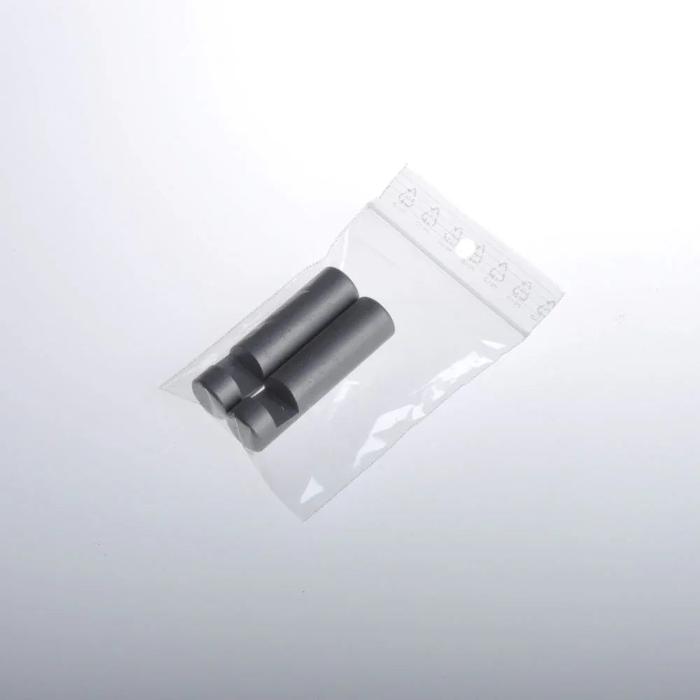 Deux supports cylindriques en métal gris dans un sachet plastique transparent sur fond clair.