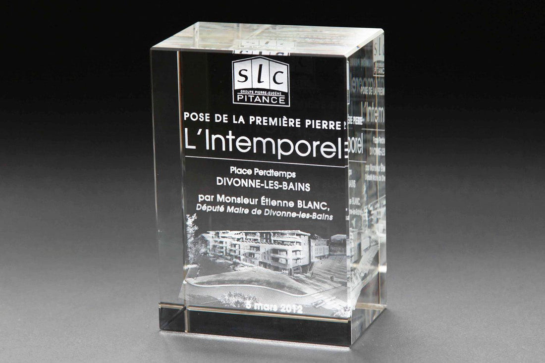 Blocs en Verre Gravés au Laser : L'Élégance Intemporelle des Récompenses Sportives et Professionnelles - Cadeaux en verre