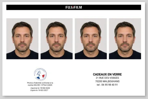 Planche de quatre photos d'identité d'un homme sur fond blanc conforme aux normes.