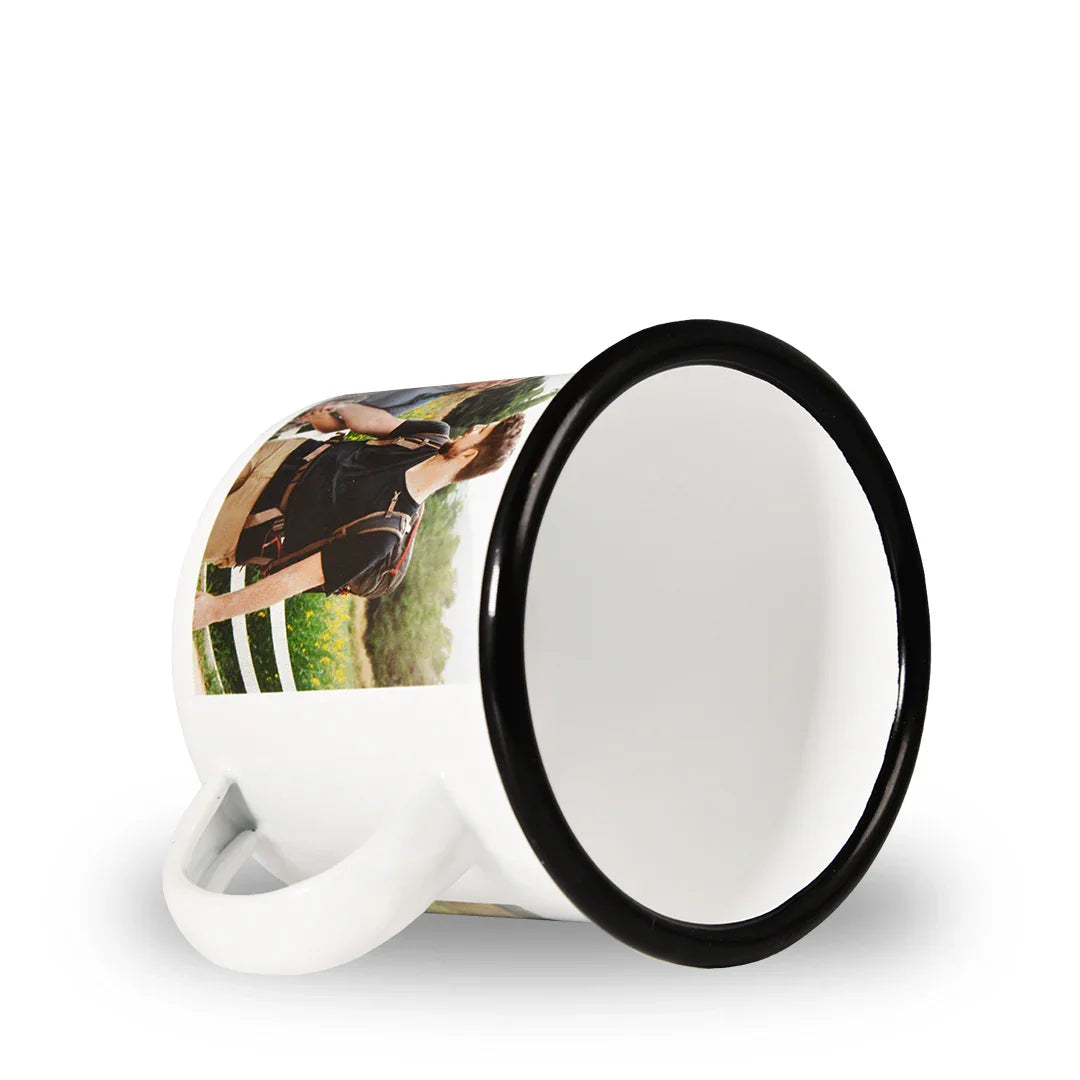 Tasse émaillée personnalisée avec photo couleur, contour noir, posée sur le côté