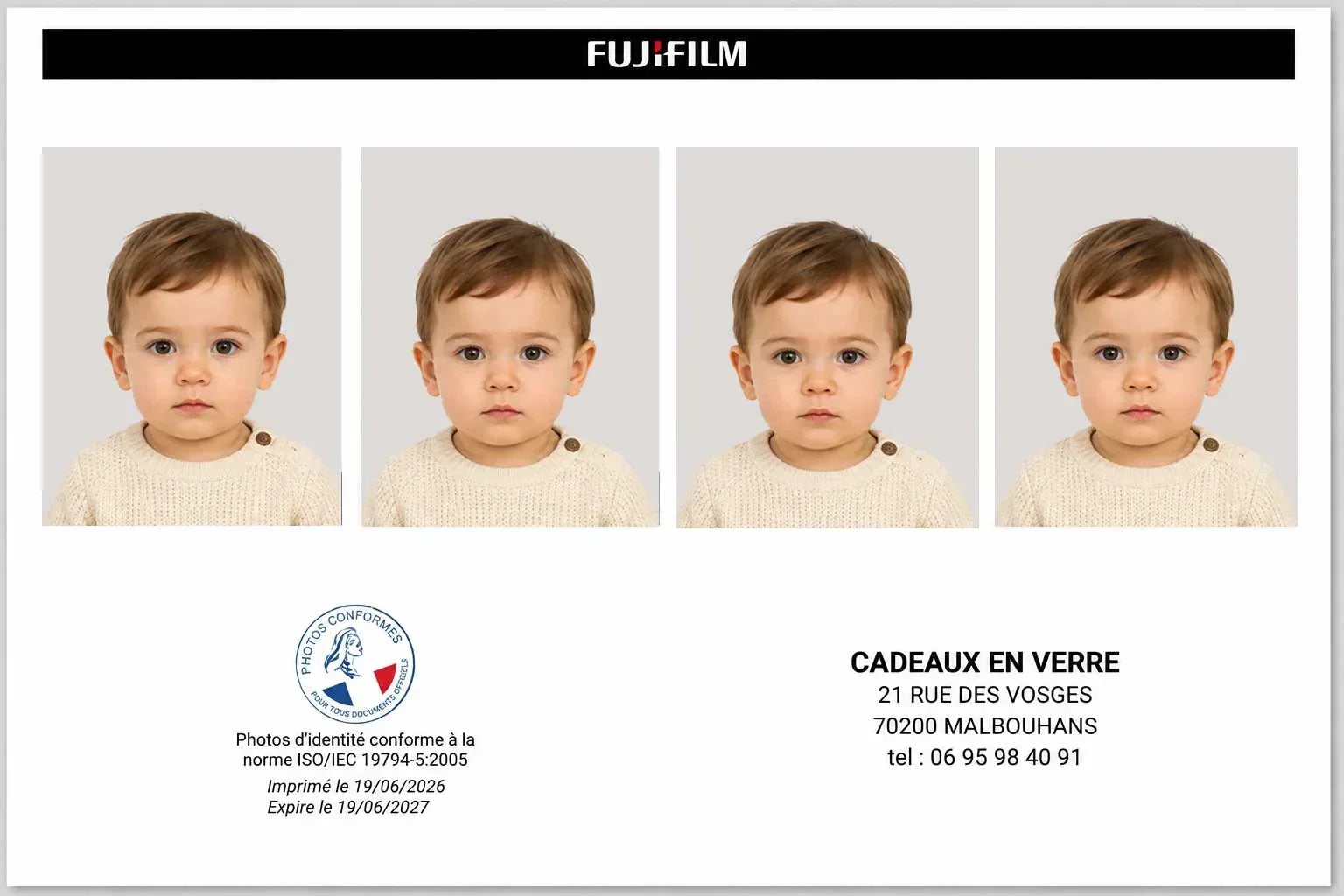 Planche de quatre photos d'identité d'un jeune enfant sur fond adapté.