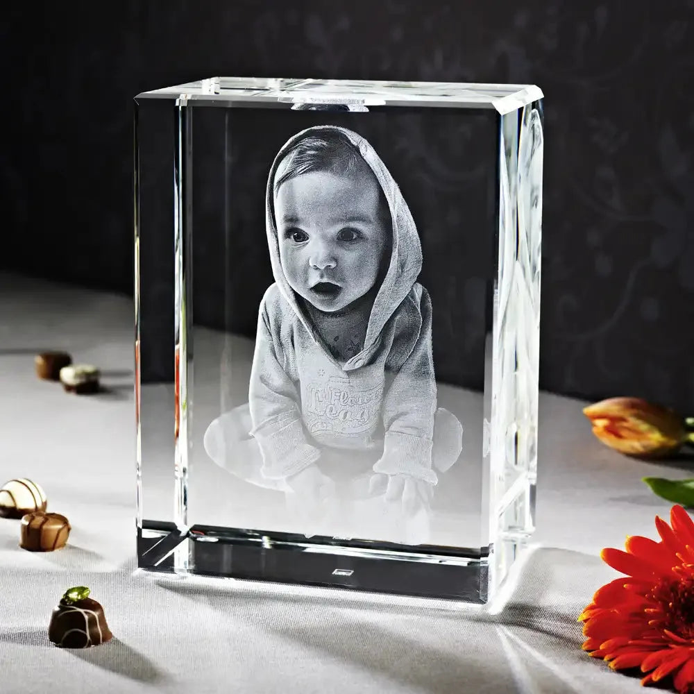 Bloc de Verre XXL Portrait - Gravure Laser 3D d'un bébé assis.